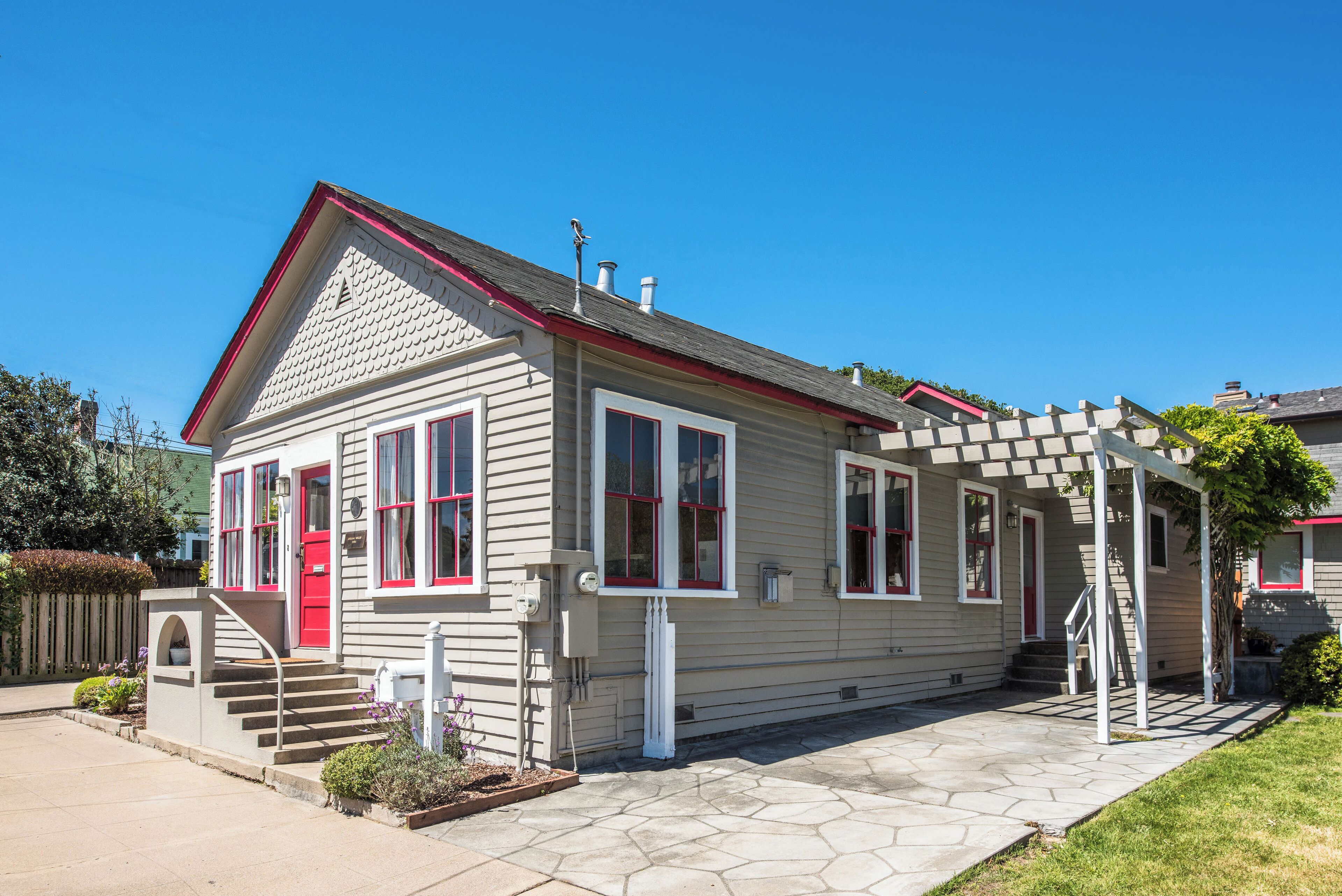 Sunny, Spacious Getaway for Two, Walk to Town and Beach