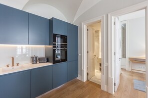 Geladeira, fogão, lava-louças, cafeteira/chaleira