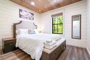 Strykejern/-brett, reiseseng for barn, wi-fi og sengetøy