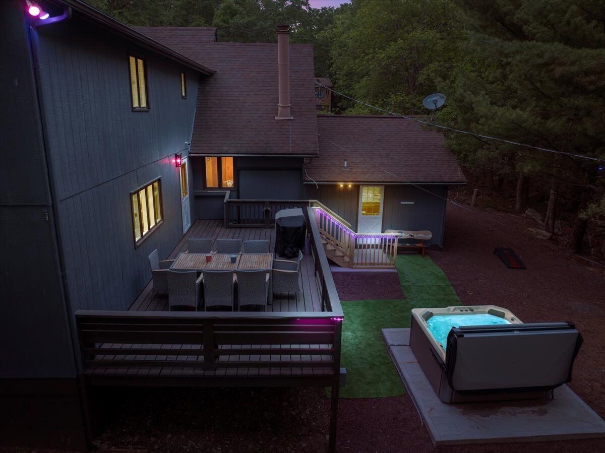 The Alpine Loft - RH Hardware Inspired - Luxury/Firepit/HotTub/Theater/Games