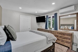 5 bedrooms, desk, iron/ironing board, travel crib
