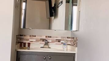 Secadora de cabello, toallas, jabón, shampoo