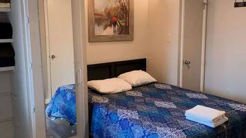 3 habitaciones, tabla de planchar con plancha, wifi y ropa de cama