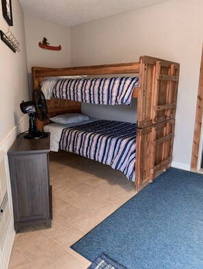 3 bedrooms, iron/ironing board, WiFi, bed sheets