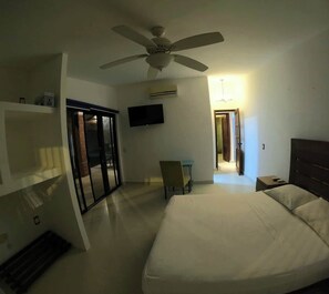 4 camere, una scrivania, ferro/asse da stiro, culla da viaggio