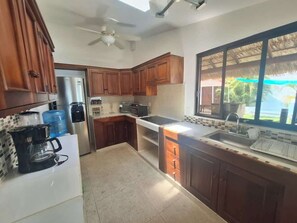 Frigorifero, microonde, piano cottura, macchina per tè/caffè