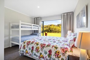 4 bedrooms, WiFi - River Palms Retreat - Paihia Holiday Home (Haruru)