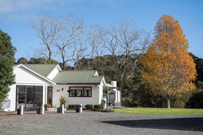 Exterior - River Palms Retreat - Paihia Holiday Home (Haruru)
