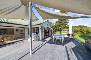 Outdoor dining - River Palms Retreat - Paihia Holiday Home (Haruru)