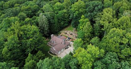 Secluded Retreat in Hocking Hills with Hot Tub – 10 Min from Old Man’s Cave