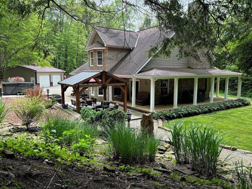 Secluded Retreat in Hocking Hills with Hot Tub – 10 Min from Old Man’s Cave