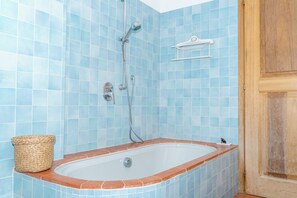 Hårføner, bidé, håndklær og toalettpapir