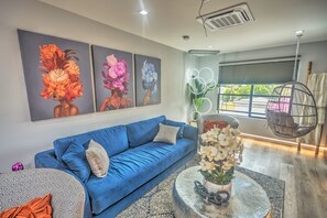 Smart TV - Stunning New Build - 2 Bedroom - 2 Bath - Rooftop Deck in Los Angeles (Los Angeles)