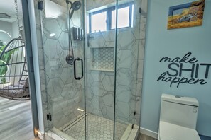 Shower, hair dryer, towels, soap - Stunning New Build - 2 Bedroom - 2 Bath - Rooftop Deck in Los Angeles (Los Angeles)