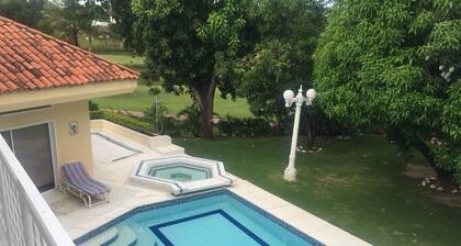 Casa amplia, independiente, fresca, acogedora. Condominio El Peñon Giraradot