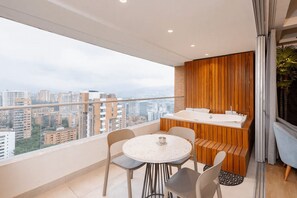 Outdoor dining - Breathtaking Penthouse with jacuzzi, BBQ & nice city view (Medellín)