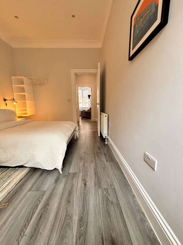 2 bedrooms, iron/ironing board, travel cot, free WiFi - Fresh apartment in heart of Southside of Glasgow (Glasgow)