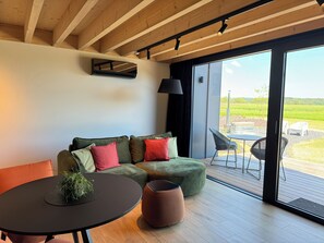 TV, fireplace, stereo - Romantic lodge in Durbury with a spa (Durbuy)