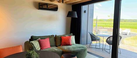 TV, fireplace, stereo