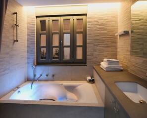 Shower, jetted bath, hair dryer, bidet - EN PLAKA Athens Elegant Estate (Athina)