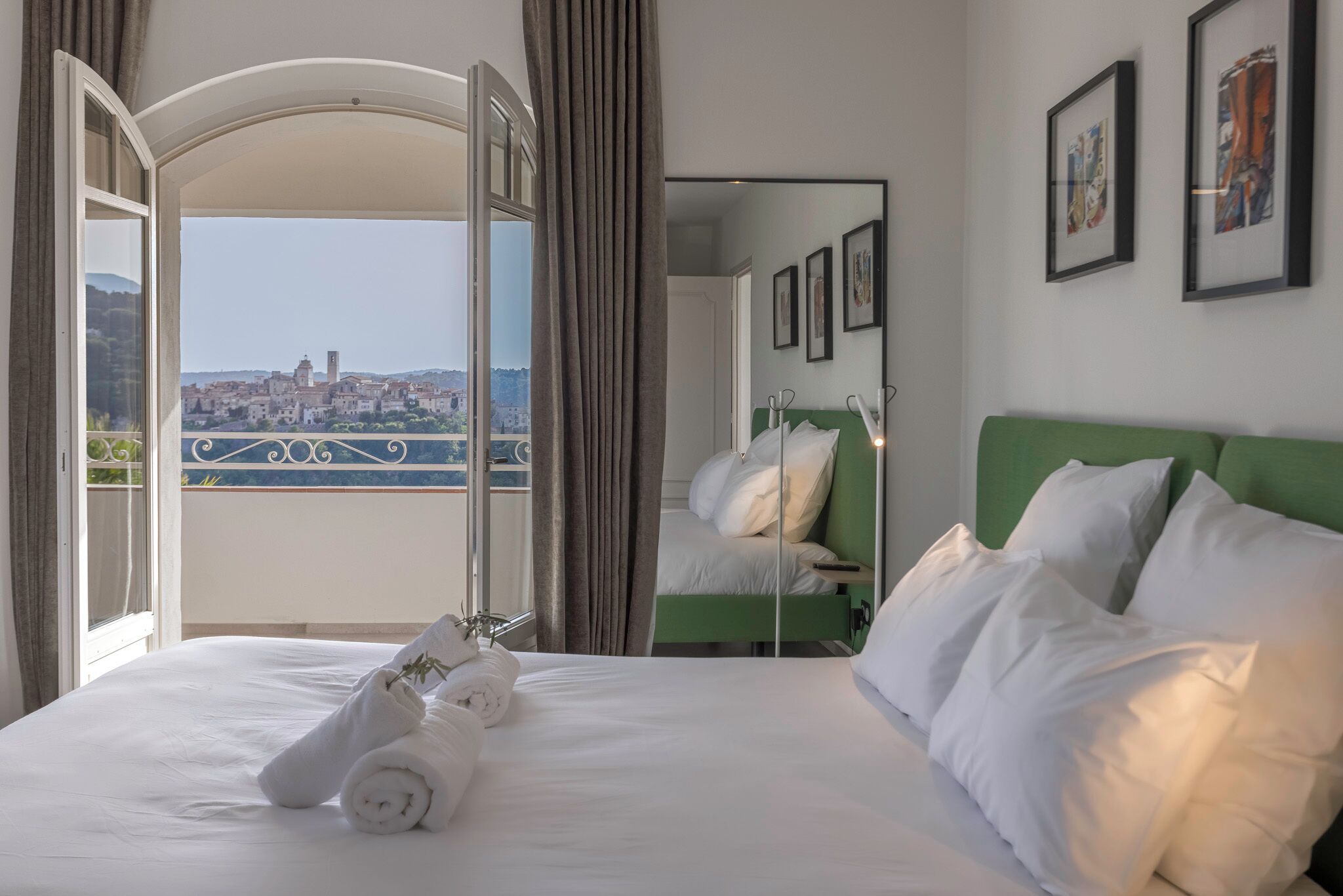 7 chambres, coffres-forts dans les chambres, bureau