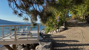 Front of property - La Casa Lakeside Resort (Kelowna)