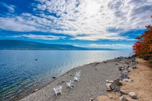 Private beach, sun loungers, beach towels, beach volleyball - La Casa Lakeside Resort (Kelowna)