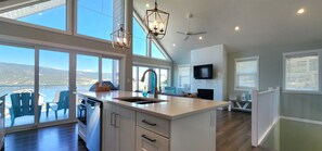 Cottage 194 | Private kitchen | Full-size fridge, microwave, oven, stovetop - La Casa Lakeside Resort (Kelowna)