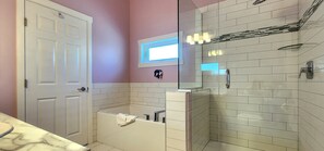 Family Cottage | Bathroom | Combined shower/bathtub, hair dryer, towels, soap - La Casa Lakeside Resort (Kelowna)