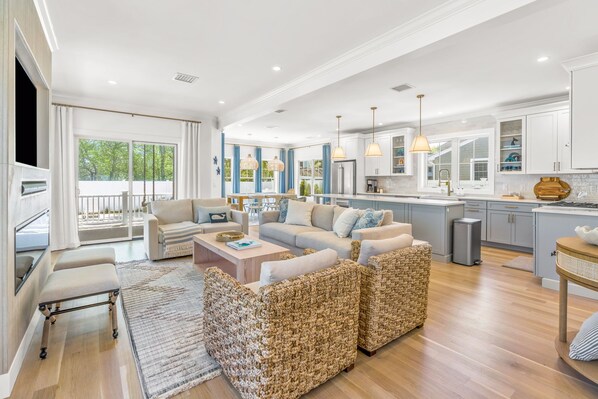 Smart TV, fireplace - Popponesset-3-bedrooms, 3.5 baths, sleeps 6, A/C, Pool, Firepit, (Mashpee)