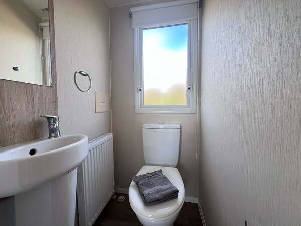 Douche, serviettes fournies, savon, shampoing