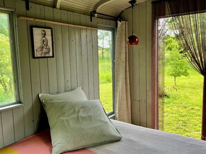 1 bedroom, bed sheets