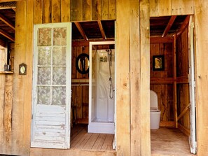 Towels, soap, shampoo, toilet paper - Roulotte Confortable Avec Vue Imprenable, Hamac et Sanitaires Séparés (Capdrot)