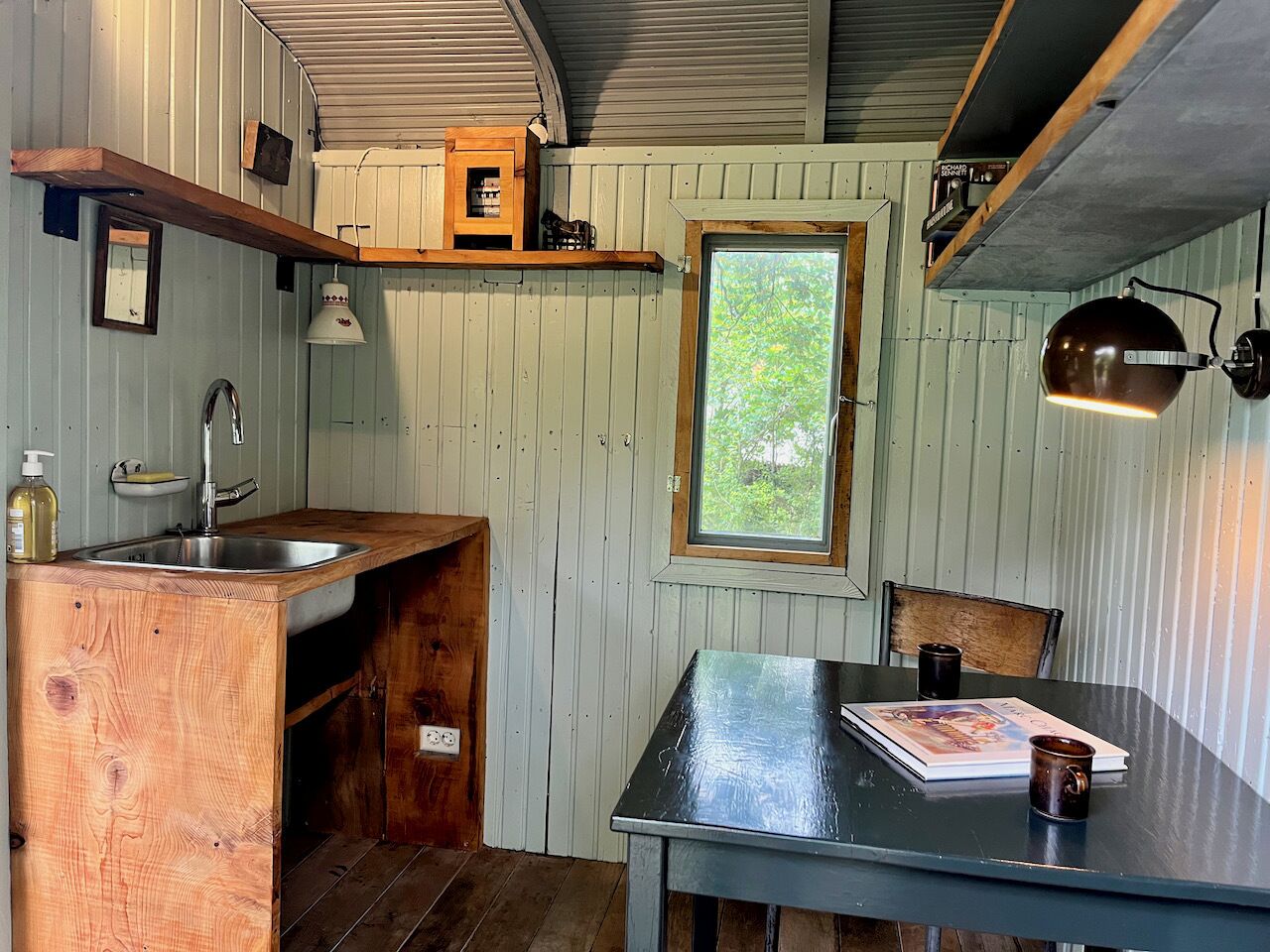 Spishäll, kaffe- och tebryggare, grytor/köksredskap och ismaskin