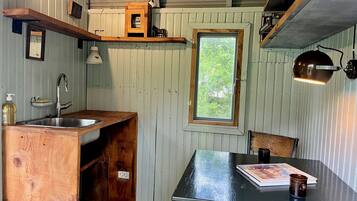 Spishäll, kaffe- och tebryggare, grytor/köksredskap och ismaskin