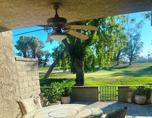 Outdoor dining - PREMIUM GOLF COURSE CONDO (Palm Springs)