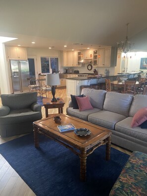 Smart TV, fireplace, DVD player, stereo