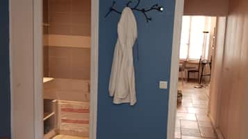 2 habitaciones, tabla de planchar con plancha, wifi y ropa de cama