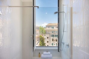 Bruser, hårtørrer, bidet, håndklæder