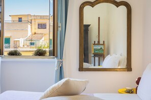 2 slaapkamers, een bureau, een strijkplank/strijkijzer, reisbedje