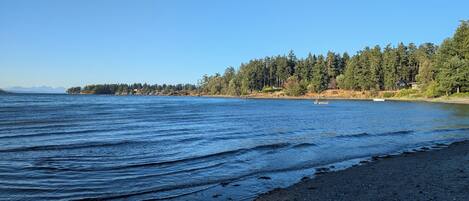 Beach nearby, sun-loungers, beach towels