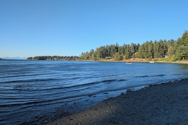 Vlak bij het strand, ligstoelen, strandlakens