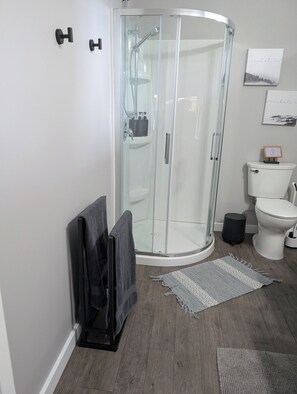 Douche, sèche-cheveux, serviettes fournies, savon