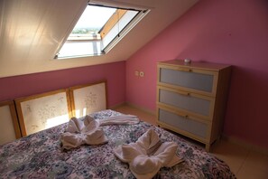 Comfort Penthouse, Mountain View | 2 bedrooms, blackout drapes, iron/ironing board, free WiFi - La Terrasseta. Ático con terraza. (Graus)