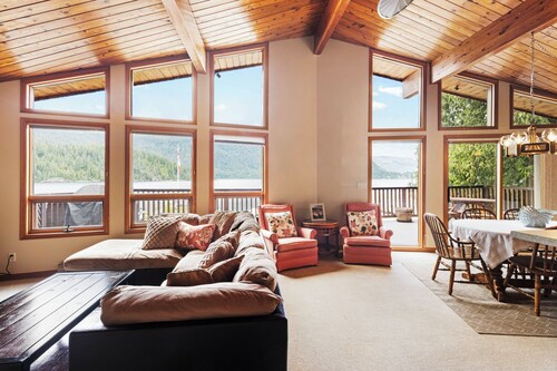 Cozy Beach Front getaway, with mountains and lake views all around. 