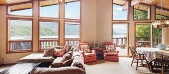 Cozy Beach Front getaway, with mountains and lake views all around. 