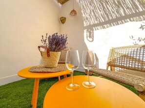 Outdoor dining - 1 Bedroom Apartment in L'Isle-sur-la-Sorgue (L'Isle-sur-la-Sorgue)