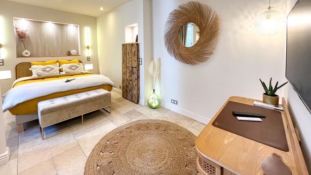 A modern bedroom with a bed, bedside table, and a TV. - 1 Bedroom Apartment in L'Isle-sur-la-Sorgue (L'Isle-sur-la-Sorgue)