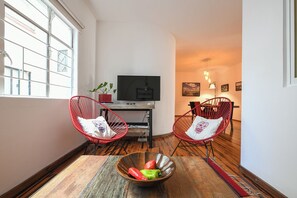 Smart-TV, Bücher, Stereoanlage