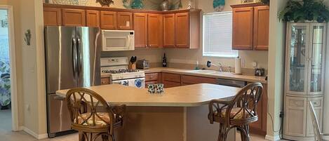 ثلاجة، ميكروويف، فرن، موقد طهي مسطح